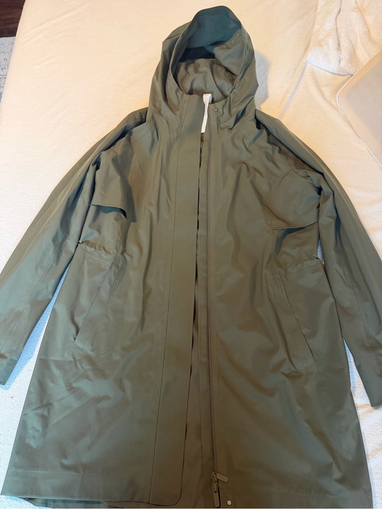 lululemon athletica Jackets & Blazers - Women’s Lululemon Rain Rebel Hooded Raincoat Jacket - Olive Green